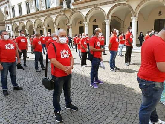 Rubén, delante y al centro, en la formación de la brigada durante el acto de despedida en la plaza del Duomo. / Fotos: cortesía de Rubén Carballo