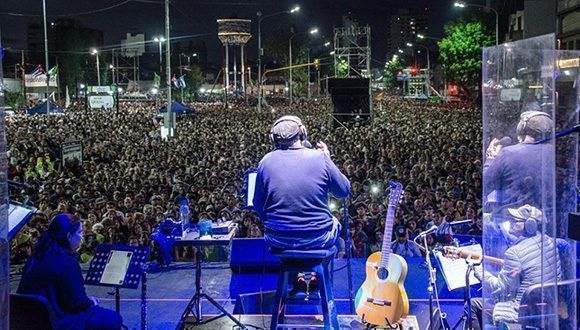 Silvio Rodríguez canta para 100 mil personas en concierto gratuito en Avellaneda, Argentina. Foto: Kaloian Santos Cabrera / Archivo de Cubadebate