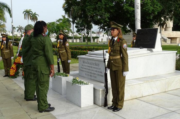 A nombre del General de Ejército Raúl Castro el ramo de flores dedicado a Mariana se unió a la ofrenda floral del pueblo de Cuba /Foto: Eduardo Palomares