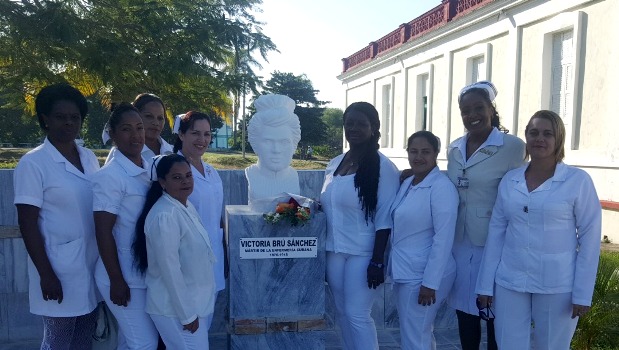 Las enfermeras del Pediátrico rinden tributo a Victoria Brú, mártir de la enfermería cubana.