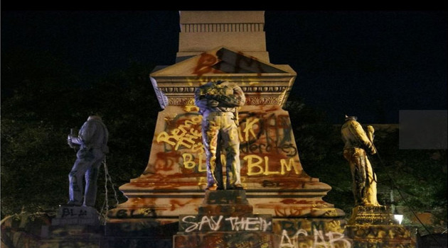 En varios lugares los manifestantes la han emprendido contra estatuas y monumentos que ensalzan a la Confederación. /Foto: Prensa Latina