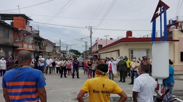 En la develación de la pieza escultórica dedicada a los médicos cubanos, participaron autoridades políticas del territorio, directivos del CITMA y Salud Pública, así como los pobladores de la comunidad. /Foto: Roberto Alfonso Lara