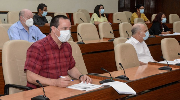 Casi tres meses después de que fueran detectados los primeros pacientes de la enfermedad en el territorio nacional, el Gobierno cubano, encabezado por el Presidente de la República y el Primer Ministro, continuó este martes el examen detallado del actual escenario junto al grupo temporal de trabajo para la prevención y control del nuevo coronavirus. /Foto: Estudios Revolución