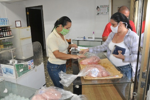 En el punto de recaudación de divisas de El Sopapo, la venta de alimentos y aseo personal fluye de manera organizada. /Foto: Juan Carlos Dorado