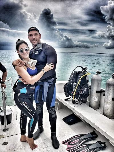 Claudia Sánchez y Magdiel Tarifa, juntos en el mar, después de sesiones de fotos./Foto: cortesía de los entrevistados.
