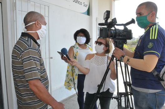 Reporteros cienfuegueros tras la información actualizada. /Foto: Dorado.