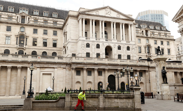 Un barrendero limpia fuera del Banco de Inglaterra (BOE). 31 de marzo de 2020. /Foto: John Sibley (Reuters)