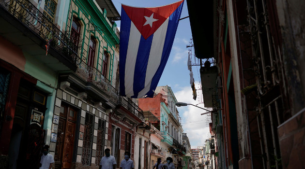 El canciller cubano tildó de "vergonzoso" y "criminal" el recrudecimiento del bloqueo contra la Isla, más aún en medio de la pandemia del coronavirus. Estudiantes de medicina caminan por una calle de Centro Habana, Cuba, el 12 de mayo de 2020. /Foto: Alexandre Meneghini (Reuters)