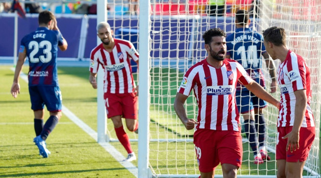 Diego Costa y Marcos Llorente celebran el gol de la victoria 1-0 de Atlético Madrid sobre Levante, en partido de la liga española juado el 23 de junio de 2020 en La Nucia. /Foto: Jose Jordan (AFP)