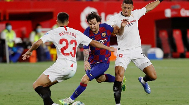 Lionel Messi enfrenta la marca de Diego Carlos y Reguilón en el Barcelona vs Sevilla. /Foto: EFE.