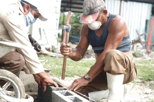 Las labores de construcción civil están a cargo de operarios y ayudantes del propio Complejo Pepito Tey. / Foto:Yuliet Sáez
