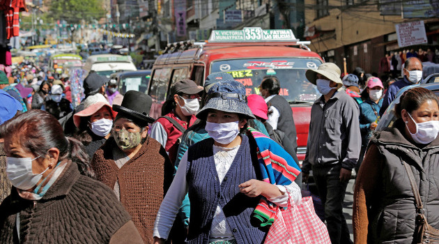 Bolivianos cumplen con el uso de cubrebocas para prevenir el coronavirus. La Paz, Bolivia, 1 de junio de 2020. /Foto: David Mercado