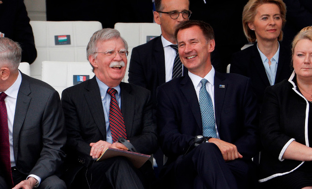 John Bolton con el secretario de Asuntos Exteriores de Gran Bretaña, Jeremy Hunt. 11 de julio de 2018. /Foto: Geoffroy Van Der Hasselt (AFP)