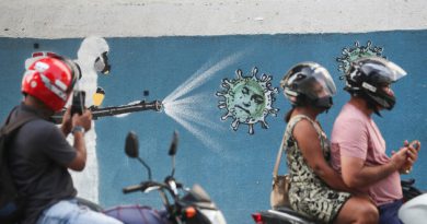 Un grafiti del presidente Jair Bolsonaro y el coronavirus, en Río de Janeiro, 12 de junio de 2020. /Foto: Sergio Moraes (Reuters)