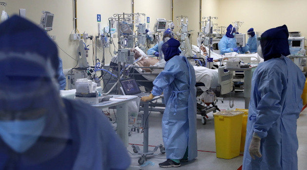 Trabajadores de la salud atienden a pacientes en el hospital clínico de la Universidad de Chile en Santiago, 18 de junio de 2020. /Foto: Ivan Alvarado (Reuters)