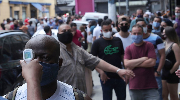 Monitoreo de la temperatura corporal para frenar la propagación del coronavirus en Sao Paulo, Brasil, 11 de junio de 2020. /Foto: Amanda Perobelli (Reuters)