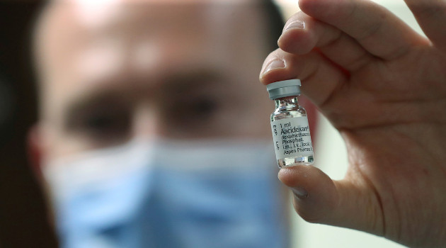 Farmacéutico muestra una ampolla de dexametasona en el Hospital Erasme, Bruselas, Bélgica, el 16 de junio de 2020. /Foto: Yves Herman (Reuters)