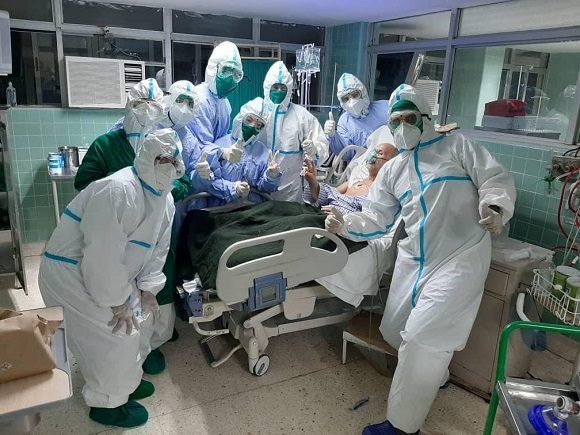 Equipo de terapia intensiva del hospital Luis Díaz Soto (Naval) en su lucha contra la COVID-19. /Foto: Archivo CD.