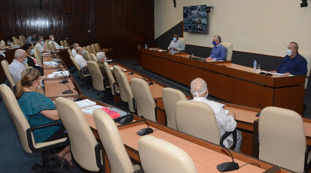 El Presidente de la República y el Primer Ministro encabezaron a través de videoconferencia un encuentro con las principales autoridades de las 15 provincias y el municipio especial Isla de la Juventud, donde también estaban presentes todos los viceprimeros ministros, para examinar asuntos vitales en el desarrollo presente y futuro del país, entre ellos las nuevas medidas que se han diseñado para la etapa de recuperación post COVID-19. /Foto: Estudios Revolución