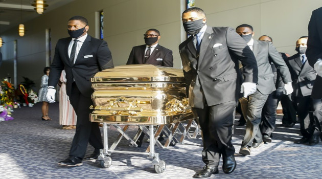 El ataúd con los restos de George Floyd entra en la iglesia de la Fuente de la Alabanza en Houston, Texas, el 9 de junio de 2020. /Foto: Godofredo A. Vásquez (Pool AFP)