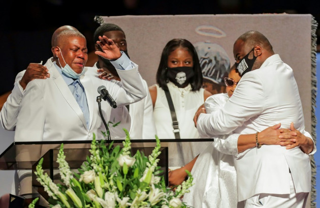Miembros de la familia Floydl lloran mientras hablan durante su funeral, el 9 de junio de 2020, en la iglesia de la Fuente de la Alabanza en Houston, Texas. /Foto: Godofredo A. Vásquez (Pool AFP)