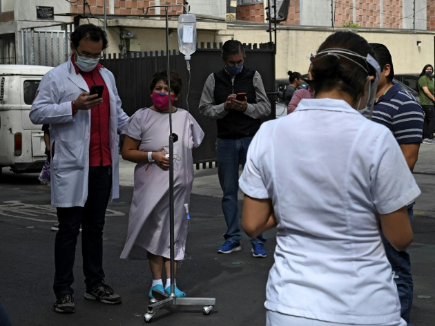 Personal de la salud y pacientes son vistos fuera de un hospital después de un terremoto, el 23 de junio de 2020 en Ciudad de México. /Foto: Rodrigo Arangua (AFP)