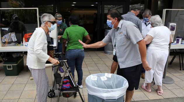 Personas frente a la entrada del centro médico Jackson Memorial Hospital, Miami, Florida, EE.UU., el 18 de junio de 2020. /Foto: Marco Bello (Reuters)