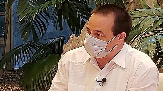 Desde el Palacio de la Revolución, Mesa Redonda con el doctor José Angel Portal Miranda, ministro de Salud, para informar sobre las medidas sanitarias para la etapa pos-COVID-19. Foto: @PresidenciaCuba/Telegram.