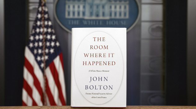 Un ejemplar del nuevo libro de John Bolton fotografiado en la Casa Blanca, Washington, EE.UU., el 18 de junio de 2020. /Foto: Alex Brandon (AP)