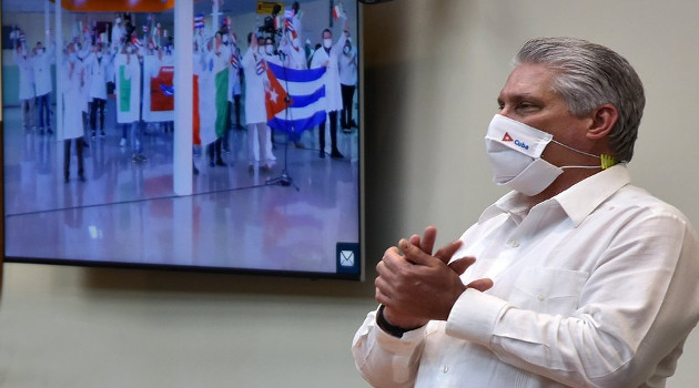 El grupo de trabajo para la prevención y control de la COVID-19 sesionó en la tarde de este lunes en el Palacio de la Revolución, mientras se esperaba la llegada de los médicos cubanos desde Lombardía, Italia. El sentimiento de esa cercana bienvenida marcó la reunión de este primer día de la semana./Foto: Estudios Revolución