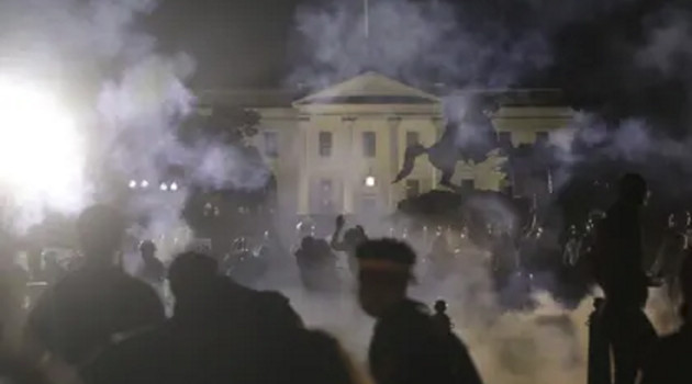 Manifestantes anoche, en las inmediaciones de la Casa Blanca. /Foto: Jonathan Ernst (Reuters)