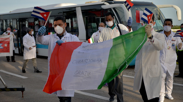 La primera brigada médica cubana del contingente Henry Reeve enviada a Italia durante el combate a la Covid-19 al llegar a Cuba/Foto: Yamil Lage (AP)