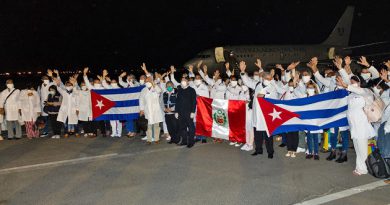 El contingente integrado por 85 profesionales de la salud viajó en un avión enviado por la Fuerza Aérea de Perú (FAP) a La Habana. Ceremonia de bienvenida en el aeropuerto internacional Jorge Chávez, al norte de Lima. /Foto: Twitter @EmbaCubaPeru