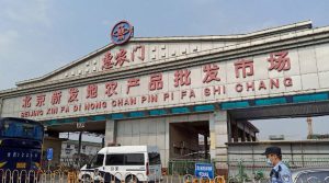 Un distrito de Pekín responde al brote de Covid-19 en un mercado