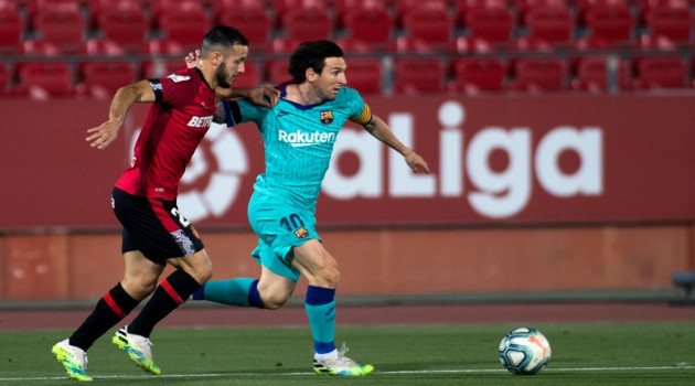 El astro argentino del Barcelona, Lionel Messi, escapa a la marca de Joan Sastre, del Mallorca, en partido de la Liga española, el 13 de junio de 2020, en el Visit Mallorca stadium (Son Moix stadium), de Palma de Mallorca. /Foto: Jaime Reina (AFP)