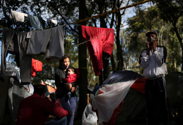 Migrante venezolana y su bebé afuera de un campamento improvisado en Bogotá. 8 de junio de 2020. /Foto: Luisa Gonzalez (Reuters)