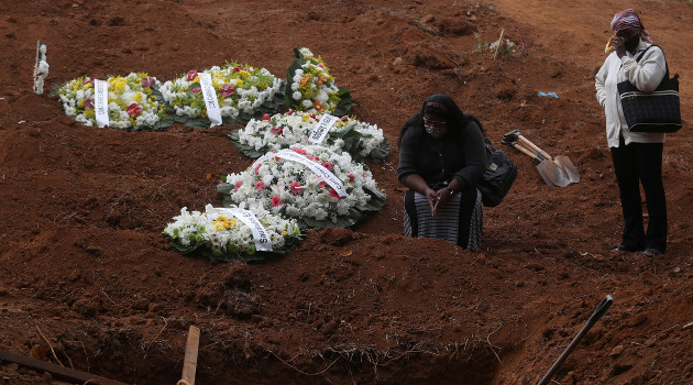 Familiares de una persona que falleció por coronavirus se congregan en un cementerio de Sao Paulo, Brasil, el 4 de junio de 2020. /Foto: Amanda Perobelli (Reuters)