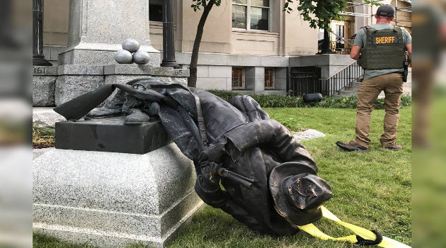 En varios lugares los manifestantes la han emprendido contra estatuas y monumentos que ensalzan a la Confederación. /Foto: Internet