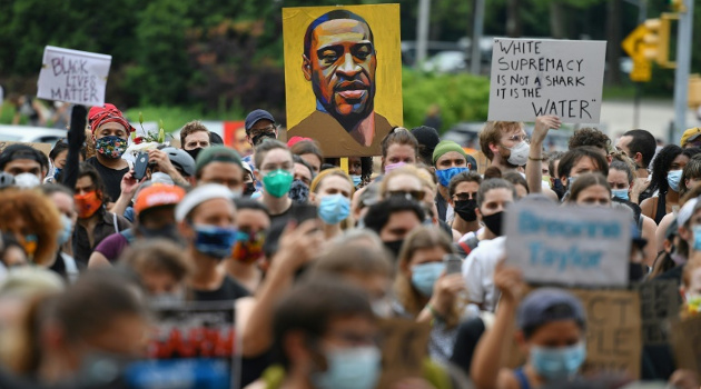 Una imagen de George Floyd durante las manifestaciones contra el racismo y la brutalidad policial en Nueva York, el 6 de junio de 2020. /Foto: Angela Weiss (AFP)