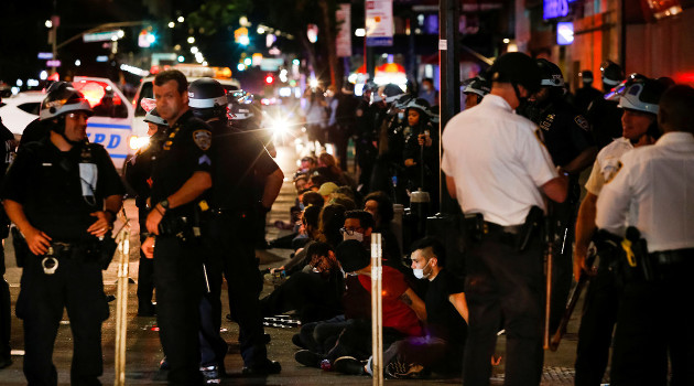 Otra noche de multitudinarias protestas por el asesinato de George Floyd. /Foto: Eduardo Muñoz (Reuters)
