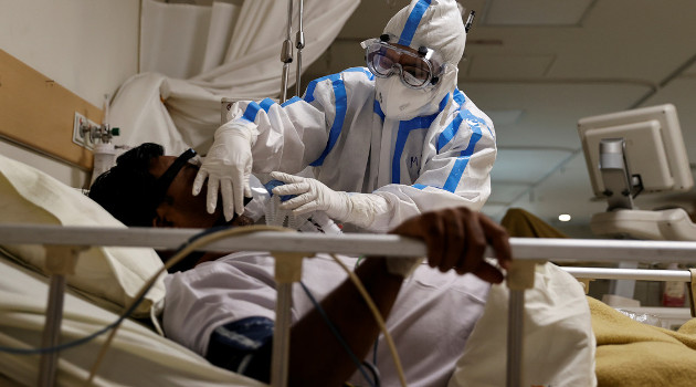 Paciente con coronavirus en una unidad de cuidados intensivos de un hospital de Nueva Delhi, India./ Foto: Danish Siddiqui (Reuters)