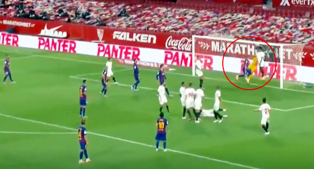 El providencial parón de Koundé a tiro libre de Messi por sobre la barrera. /Foto: tomada de la TV
