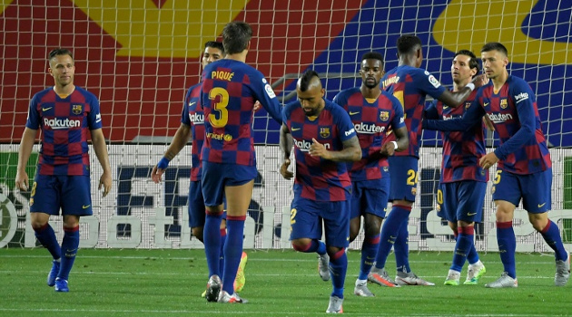 Los futbolistas del Barcelona celebran el penal anotado por el atacante argentino Lionel Messi en el triunfo 2-0 contra el Leganés en el estadio Camp Nou, el 16 de junio de 2020. /Foto: Lluis Gene (AFP)