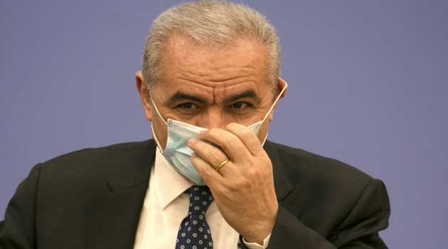 El primer ministro palestino, Mohammed Shtayyeh, en una rueda de prensa en la Asociación de Prensa Extranjera en Ramala, Cirjordania, el 9 de junio de 2020. /Foto: Abbas Momani (AFP)