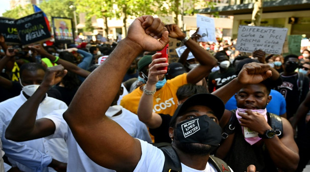 Una manifestación contra el racismo y en solidaridad con el movimiento "Black Lives Matter", el 7 de junio de 2020 en Madrid. /Foto: Gabriel Bouys (AFP)