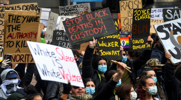 Una protesta en solidaridad con los manifestantes estadounidenses contra el racismo el 6 de junio de 2020 en Melbourne, donde también se pidió el fin de las muertes de aborígenes de Australia durante su arresto. /Foto: William West (AFP)