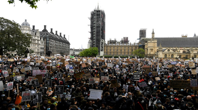 Miles de personas congregadas delante del Parlamento en Londres para protestar contra el racismo, el 6 de junio de 2020. /Foto: Daniel Leal-Olivas (AFP)