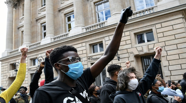 Manifestación contra el racismo y la violencia policial cerca de la embajada de Estados Unidos en París, el 6 de junio de 2020. /Foto: Anne-Christine Poujoulat (AFP)