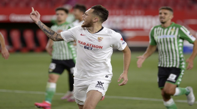 El argentino Lucas Ocampos celebra el primer gol en la victoria 2-0 de Sevilla sobre Betis, en la reanudación de la liga española de fútbol, el 11 de junio de 2020 en Sevilla. /Foto: Cristina Quicler (AFP)
