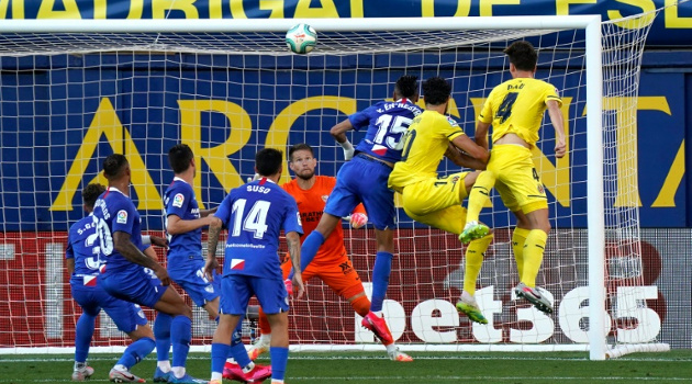 El defensa del Villarreal Pau Torres (No. 4) convierte de cabeza, el segundo gol de su equipo sobre Sevilla, en partido de la liga española de fútbol jugado el lunes 22 de junio de 2020 en Villarreal. /Foto: Jose Jordan (AFP)